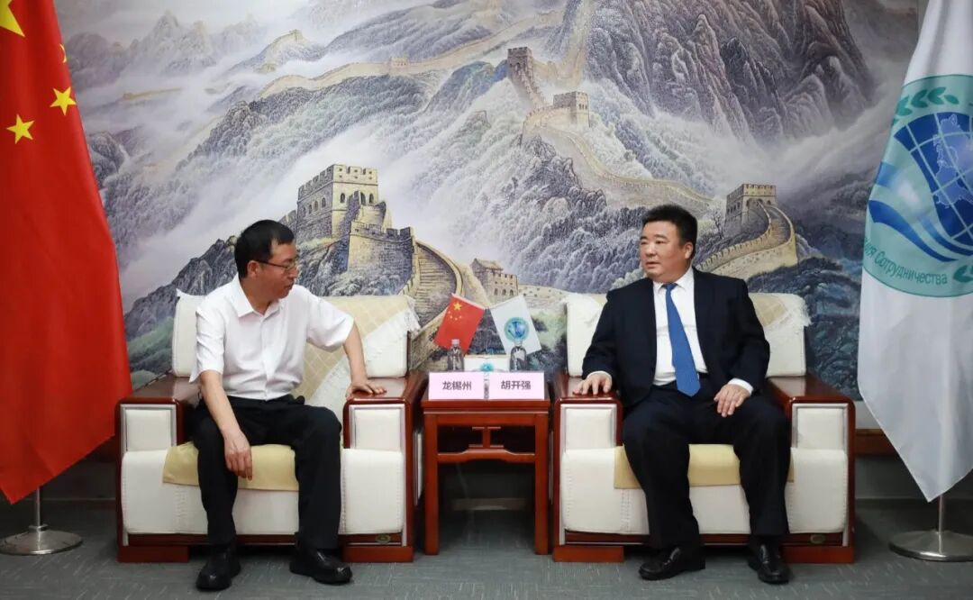 西宁经济技术开发区南川工业园区管委会党委副书记龙锡州到访